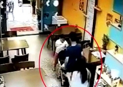 女童误触油门 女童误触油门