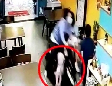女童误触油门 女童误触油门