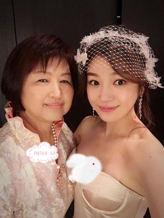 陈妍希晒与妈妈合照