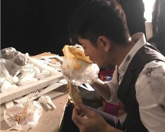 贾乃亮全身脏兮兮 吃饭狼吞虎咽像个小乞丐