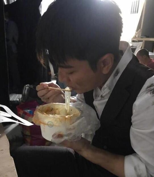 贾乃亮全身脏兮兮 吃饭狼吞虎咽像个小乞丐