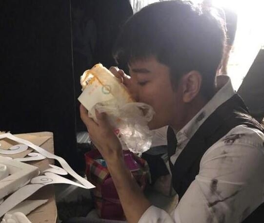 贾乃亮全身脏兮兮 吃饭狼吞虎咽像个小乞丐
