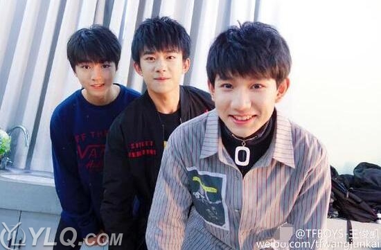 王俊凯备战高考被围观 只能躲在教室里