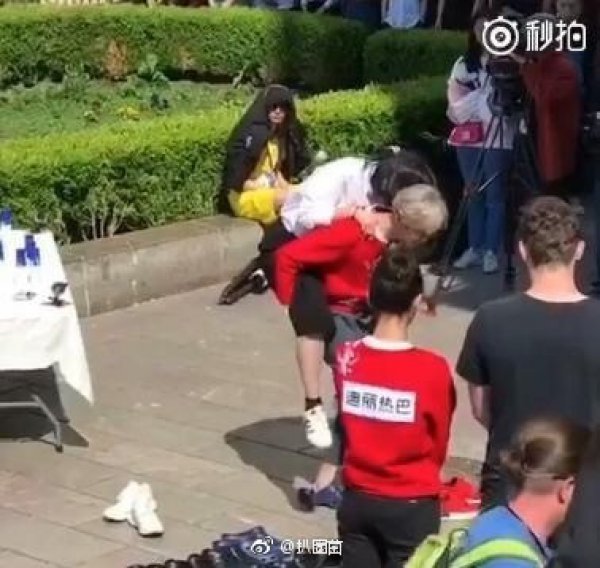 《奔跑吧》热巴脚踢鹿晗下体 网友:断子绝孙脚