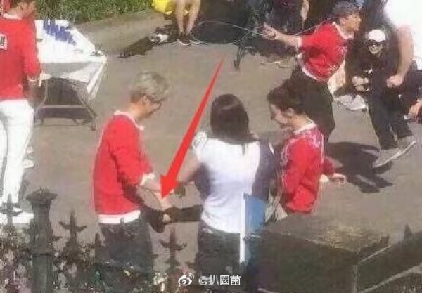 《奔跑吧》热巴脚踢鹿晗下体 网友:断子绝孙脚