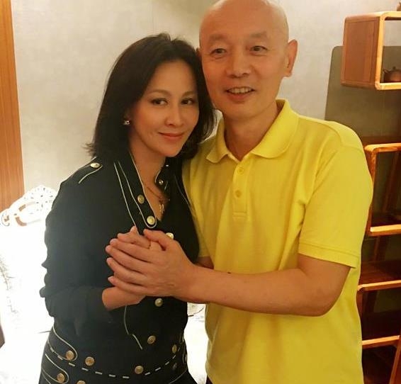 刘嘉玲偶遇葛优开心贴脸合影 两人曾合作摸胸激情戏