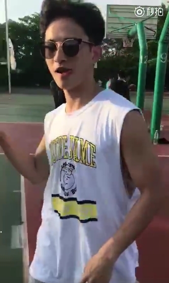 刘洲成晒自拍照心情好 貌似不受家暴风波影响