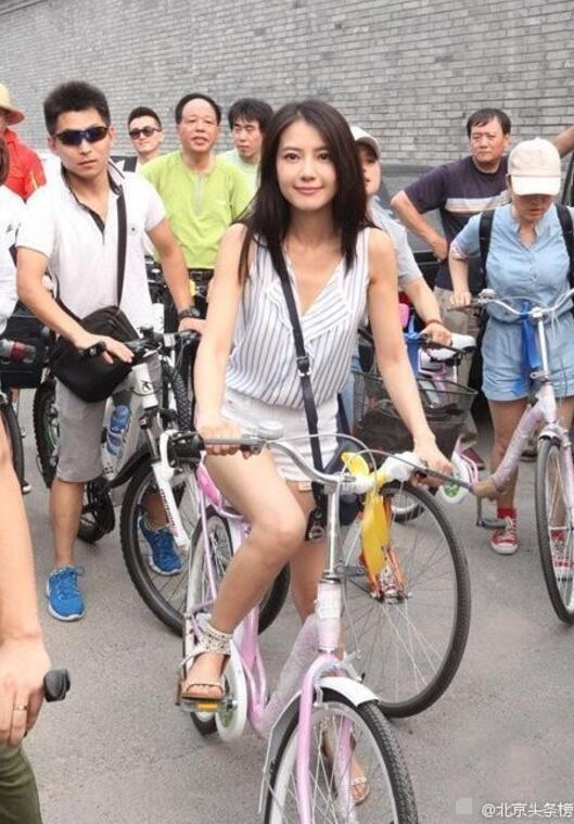 37岁高圆圆仍俏皮似少女 街头骑单车被围观