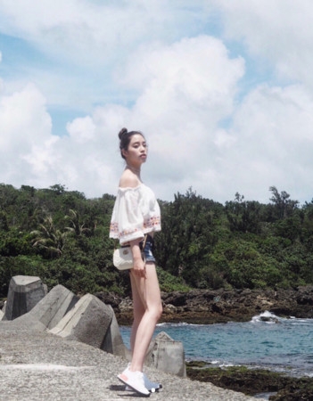 欧阳妮妮晒火辣泳装照 一双白皙长腿成焦点