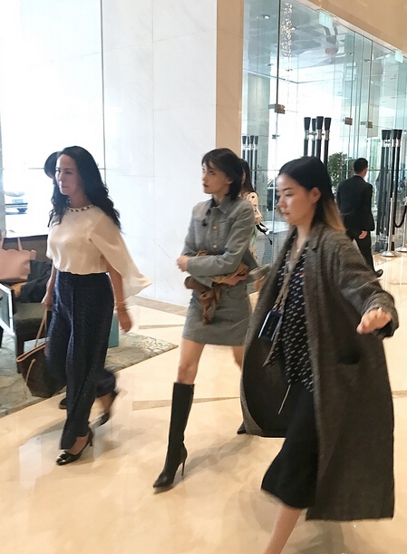 郑爽在酒店大堂被粉丝围堵 这筷子腿真是逆天了