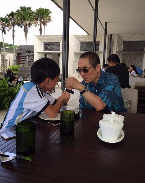 张艺谋父亲节在家陪孩子 网友感叹:大导演也有温情一面