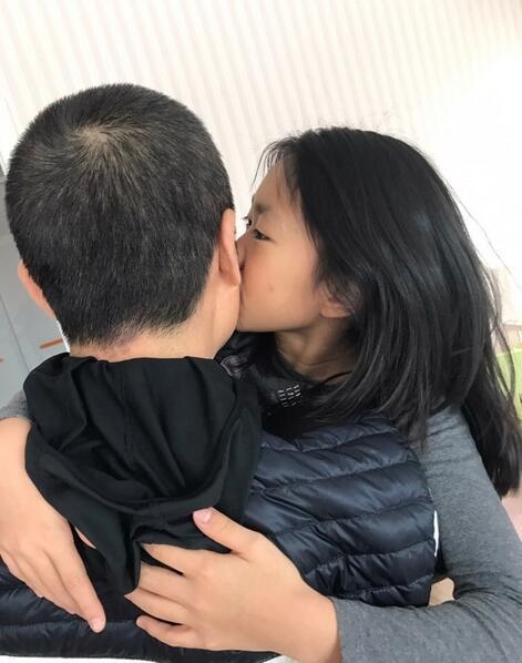 张艺谋父亲节在家陪孩子 网友感叹:大导演也有温情一面