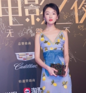 杨幂这是肿么了?除了脸她的腰和水桶没什么区别