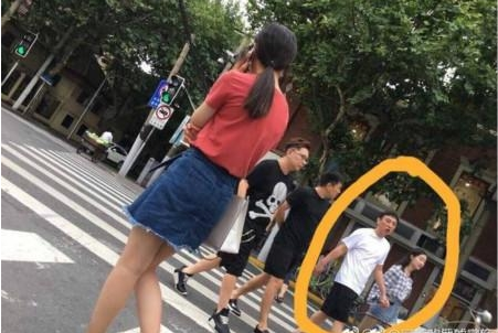 王思聪路边牵手美女被拍个正着 难道与豆得儿分手了?