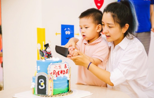何洁为儿子庆生,何洁儿子,何洁,何洁儿子3周岁生日,神秘男,十分亲密
