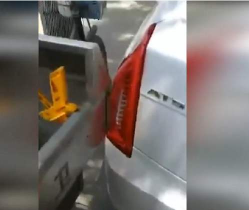 环卫大妈,撞坏豪车,环卫大妈撞坏豪车,凯迪拉克