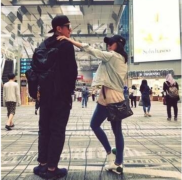 修杰楷贾静雯夫妻合体上综艺 在机场就开始秀恩爱了