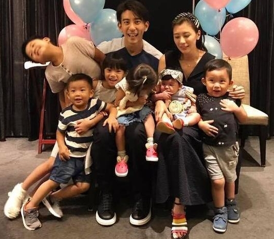 贾静雯修杰楷全家出席家庭宴会 小女儿Bo妞表情超呆萌