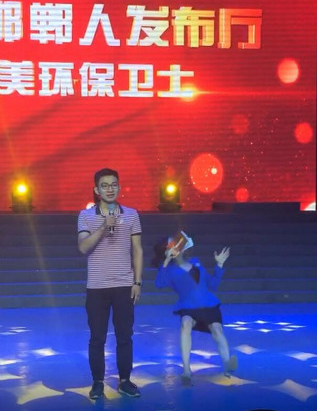90后女主持,女主持台上突倒地,表情诡异,女主持