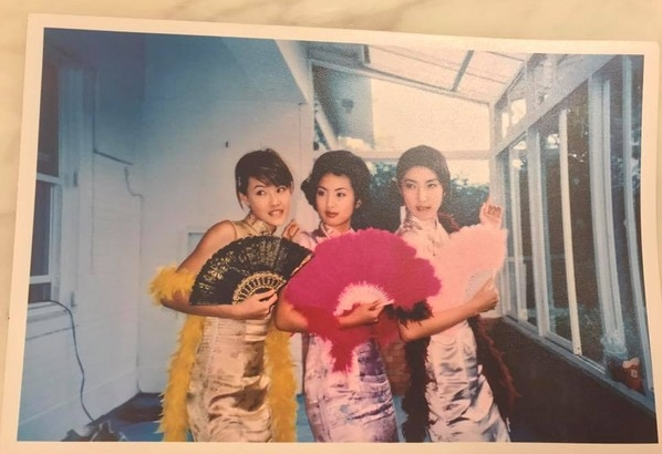 满满回忆!林依晨晒14年前旧照 穿旗袍挥着毛毛扇子