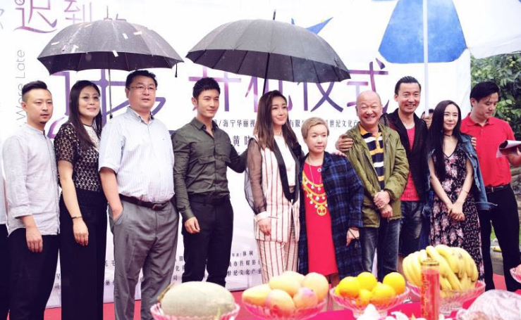 黄晓明,黄晓明化身暖心撑伞哥,撑伞哥,冒雨湿身发红包,黄晓明冒雨发红包,黄晓明为女士撑伞
