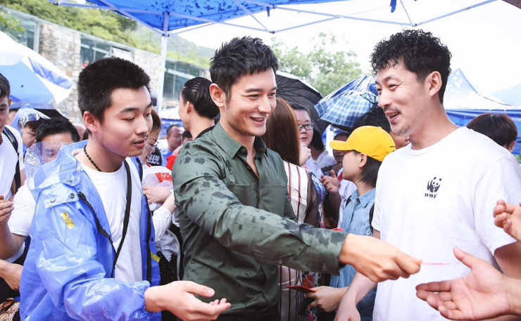 黄晓明,黄晓明化身暖心撑伞哥,撑伞哥,冒雨湿身发红包,黄晓明冒雨发红包,黄晓明为女士撑伞