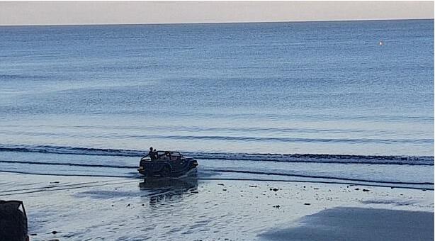 吉普车冲进大海驰骋海面似快艇 围观游客惊呆