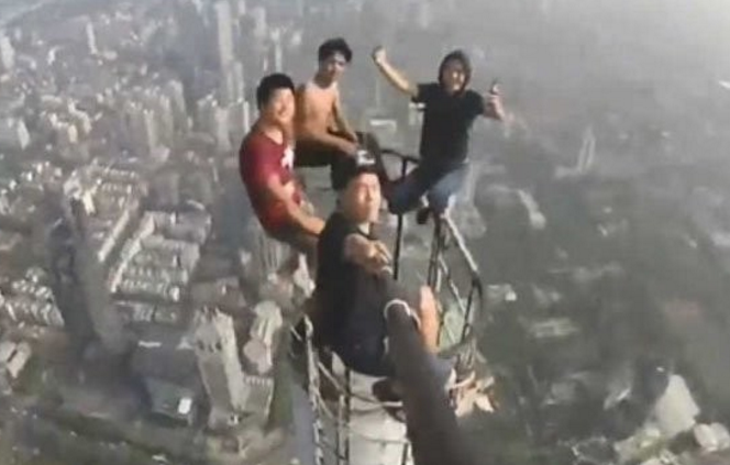小伙爬上450米高楼顶端悬空自拍,悬空自拍,小伙爬上450米高楼顶端,高楼顶端,高楼顶端悬空自拍