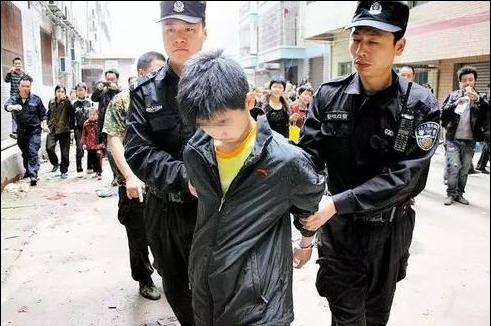 女子家门口遇害,遇害,凶手,未满14岁亲儿子,女子家门口被杀
