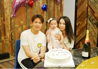 董璇高以翔庆祝铁婚 不慎泄密已怀二胎