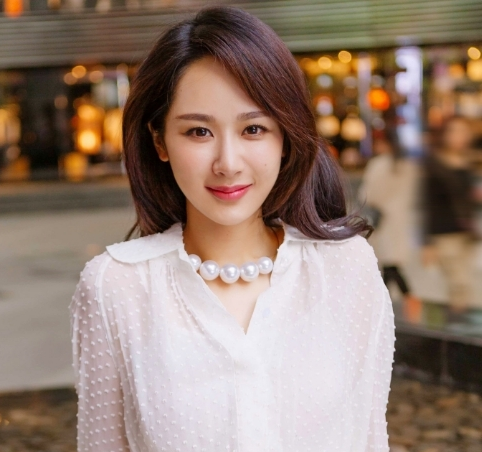 耿直girl杨紫回应表情僵硬:你家这么照脸不变形啊?