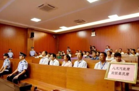 男子法庭推倒妻子,男子庭审推倒妻子,男子离婚庭审推倒妻子