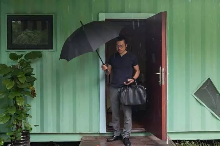 男子租集装箱改装成公寓 门口有喷泉草地森林