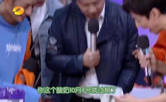 潘粤明用鞋盒装零食